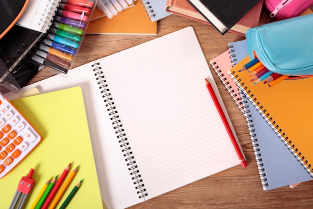 bureau de l&#39;école avec bloc-notes ouvert