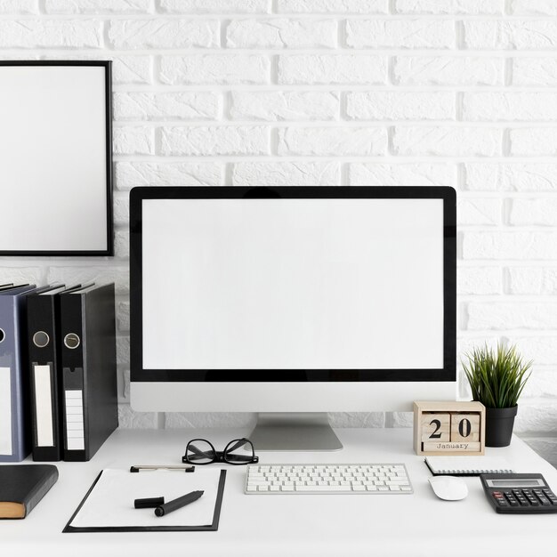 Bureau avec écran d'ordinateur et clavier