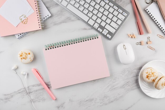 Bureau élégant avec macarons