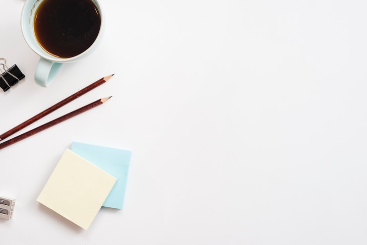 Photo gratuit bureau avec éléments de bureau