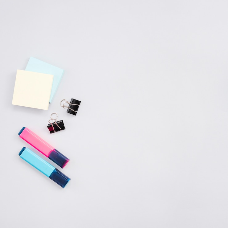 Photo gratuit bureau avec éléments de bureau