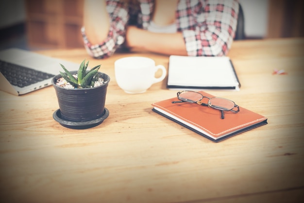 Photo gratuite bureau avec des éléments de travail