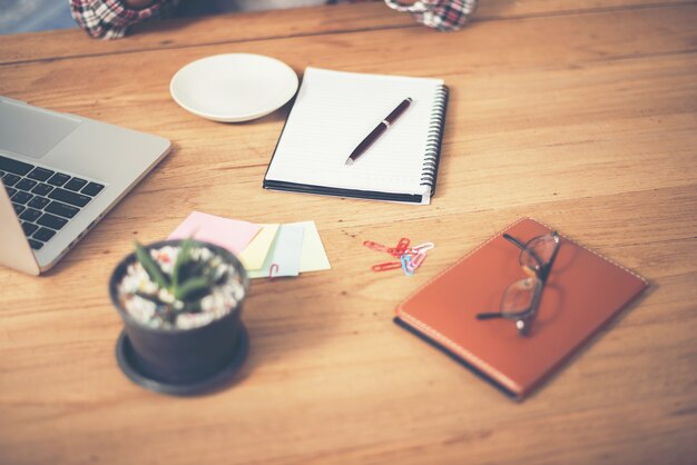 Bureau avec des éléments de travail