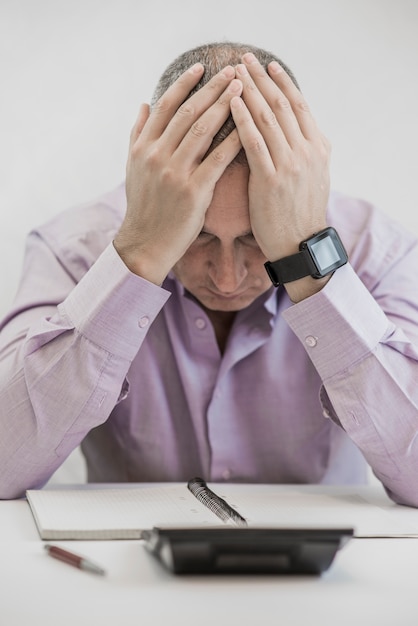 Bureau, entreprise, technologie, finances et concept Internet - homme d&#39;affaires stressé avec ordinateur portable et documents au bureau