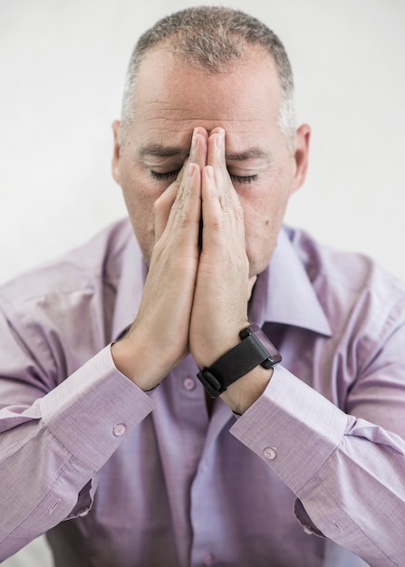 Bureau, entreprise, technologie, finances et concept Internet - homme d&#39;affaires stressé avec ordinateur portable et documents au bureau