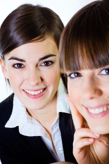 Bureau des femmes travaillant regardant la caméra