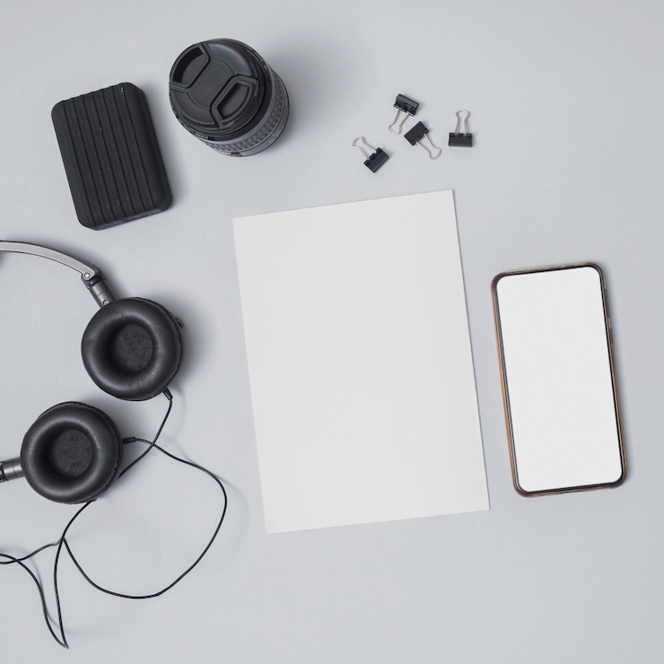 Photo gratuit bureau avec une feuille de papier et un téléphone portable