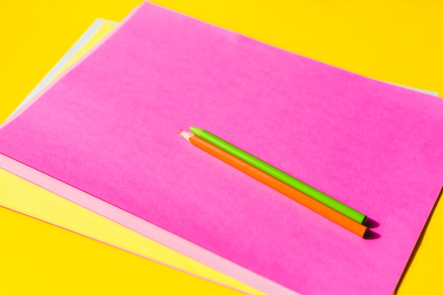 Bureau avec une feuille de papier