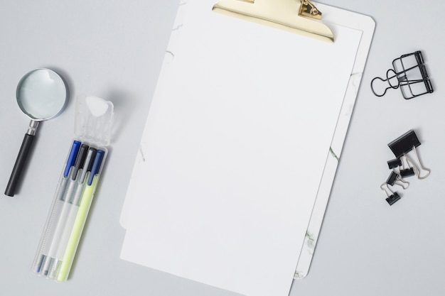 Bureau Avec Une Feuille De Papier