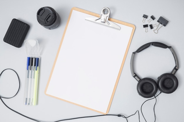 Bureau avec une feuille de papier