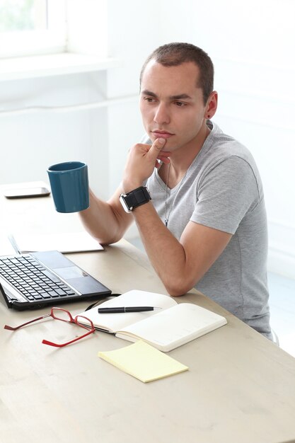 Bureau. Homme sérieux au travail