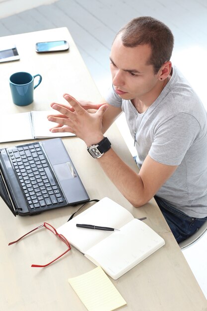 Bureau. Homme sérieux au travail