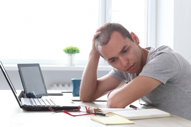 Bureau. Homme sérieux au travail