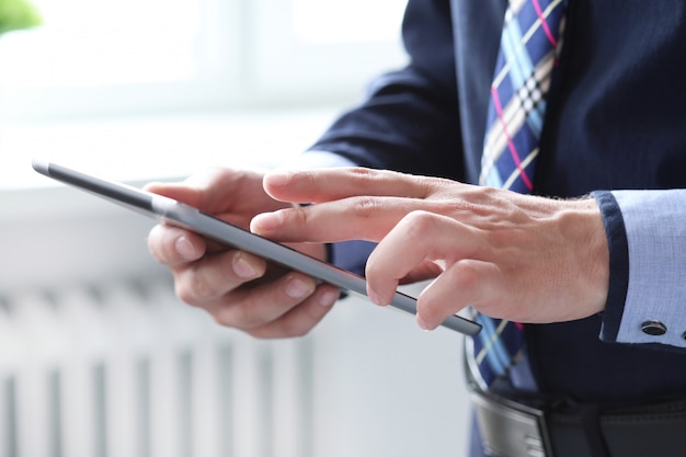 Bureau. Homme avec tablette