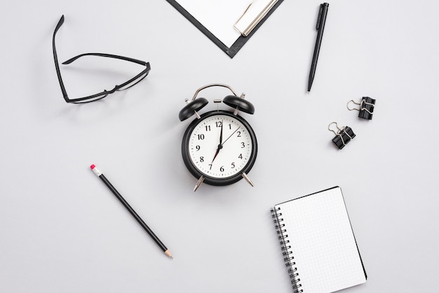 Bureau avec une horloge et des éléments de bureau