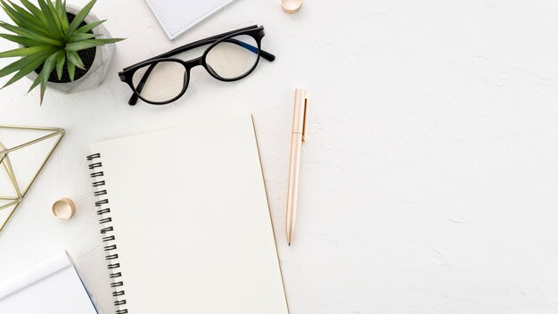 Bureau avec lunettes et cahier