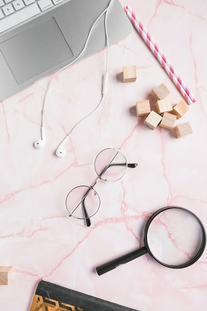 Photo gratuite bureau avec des lunettes