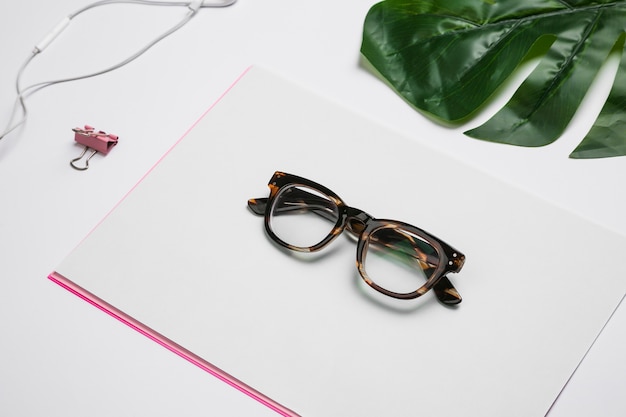 Bureau avec des lunettes