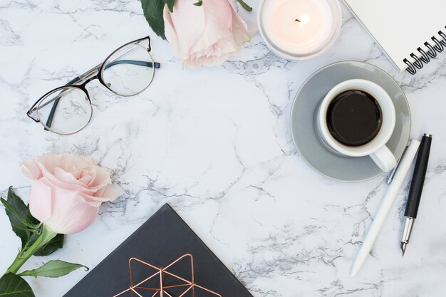 Bureau en marbre avec objets