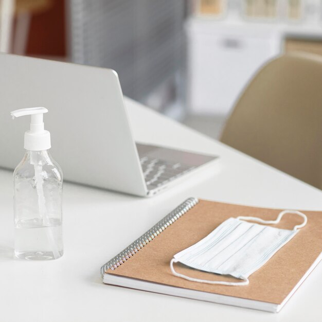 Bureau avec masque facial et désinfectant