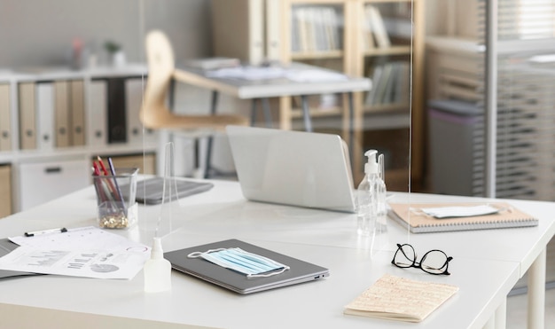 Bureau avec masque facial et désinfectant