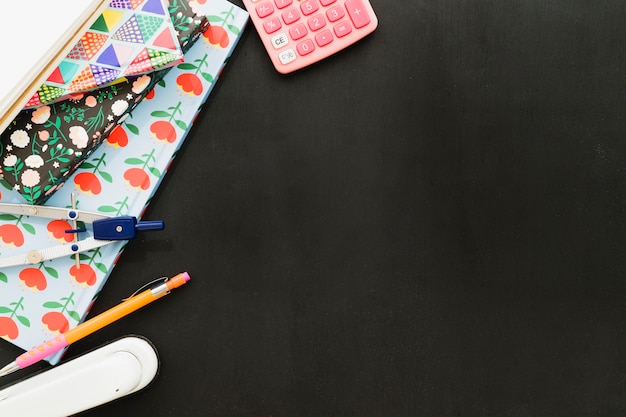 Bureau avec matériel scolaire et espace de copie