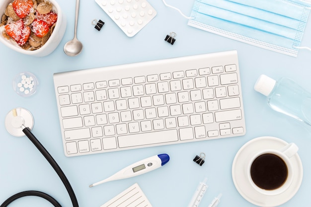 Photo gratuite bureau médical avec petit déjeuner