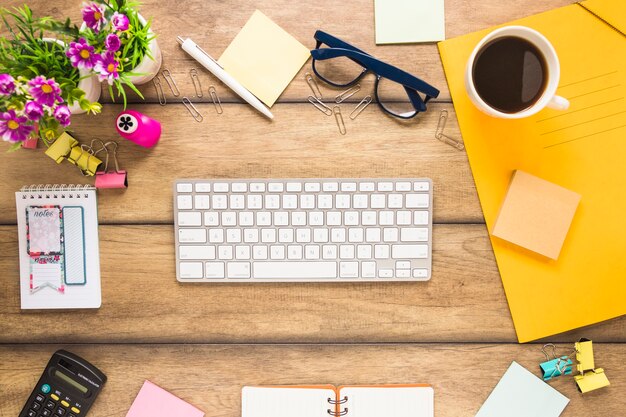 Bureau mignon avec des appareils de bureau et un clavier