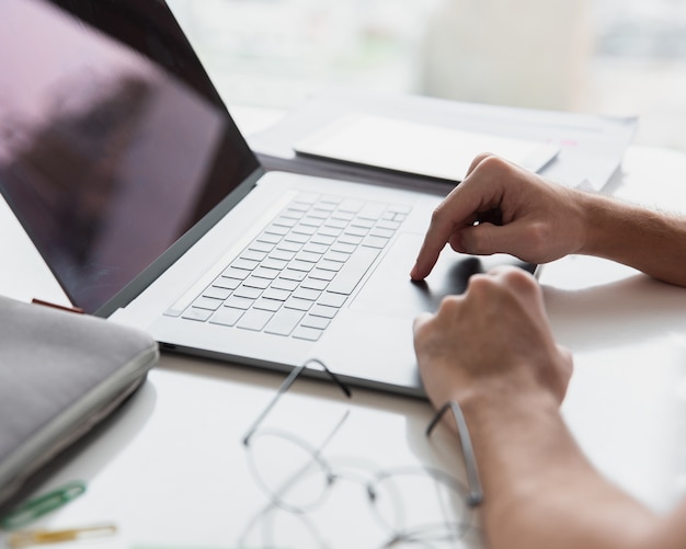 Bureau moderne avec ordinateur portable et lunettes