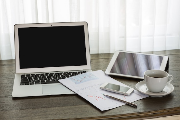 Bureau avec un ordinateur portable et d&#39;autres éléments d&#39;affaires