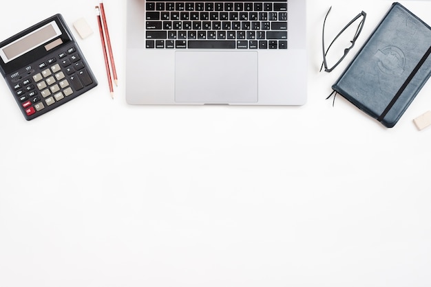 Bureau avec ordinateur portable et calculatrice