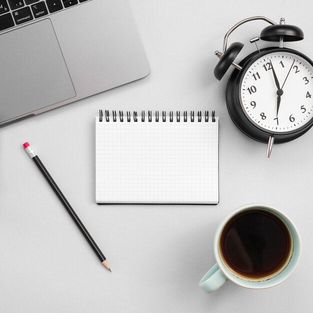 Bureau avec ordinateur portable et une horloge