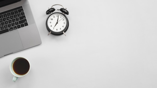 Bureau avec ordinateur portable et une horloge