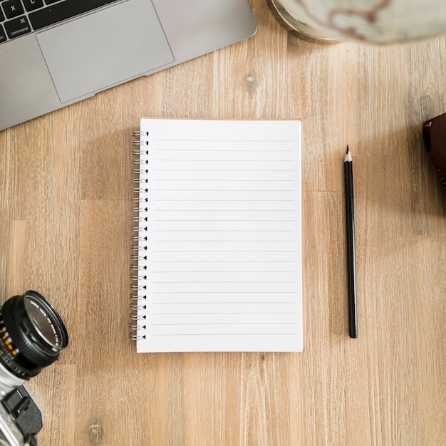 Bureau avec ordinateur portable