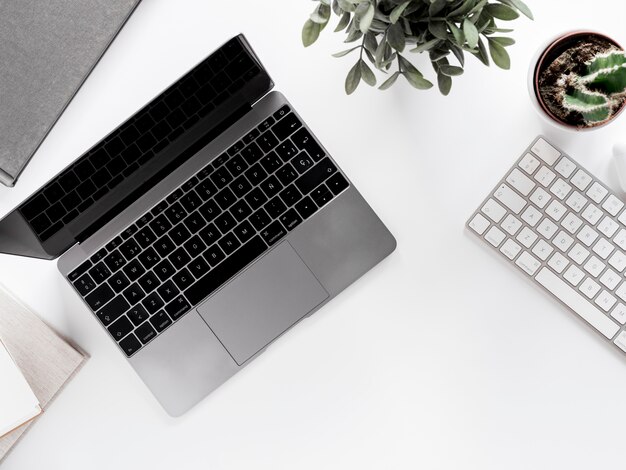 Bureau avec ordinateur portable