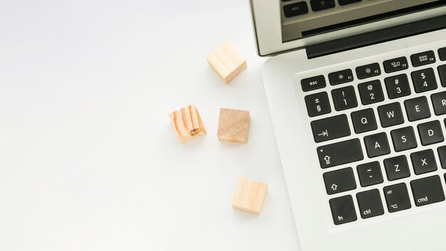 Bureau avec ordinateur portable