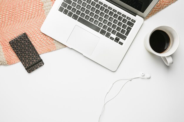 Bureau avec ordinateur portable