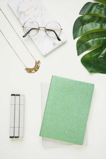 Bureau avec un ordinateur portable