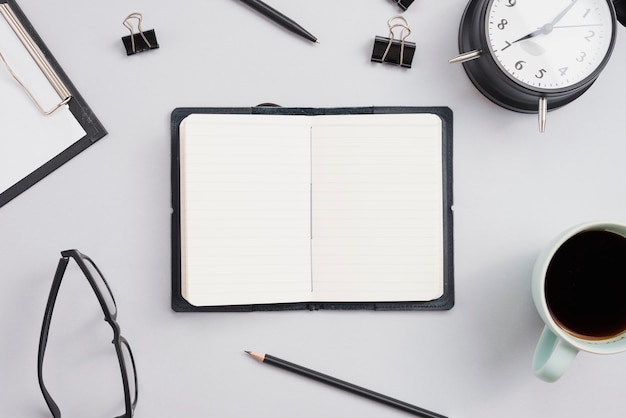 Bureau avec un ordinateur portable