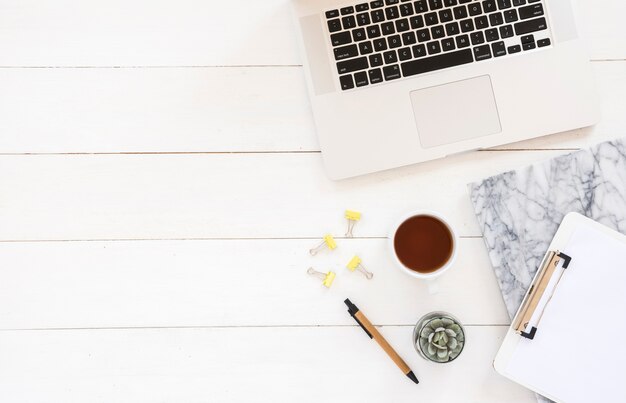 Bureau avec ordinateur portable