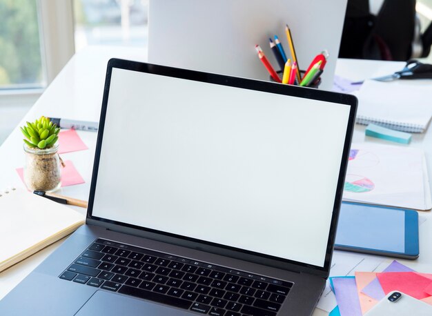 Bureau avec ordinateur portable