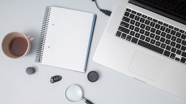 Bureau avec un ordinateur portable