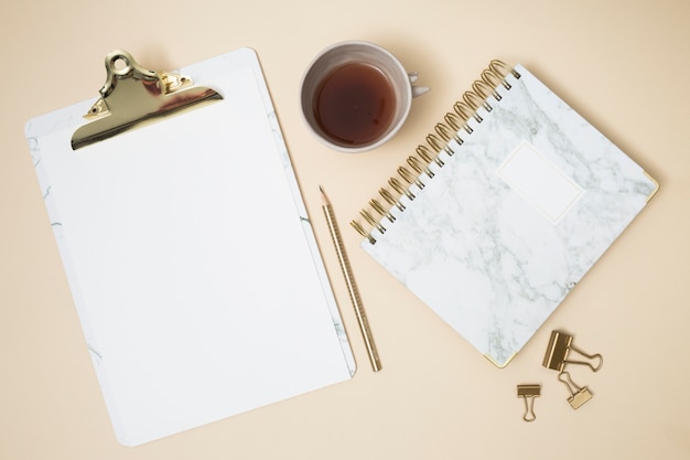 Bureau avec un ordinateur portable