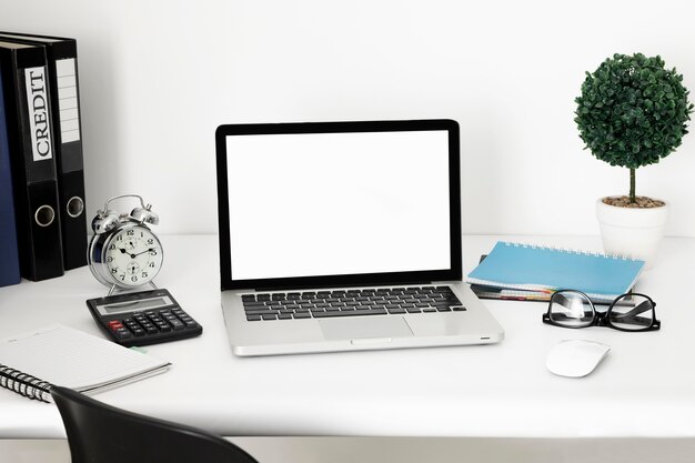 Bureau avec ordinateur portable