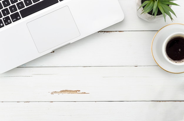 Bureau avec ordinateur et tasse à café