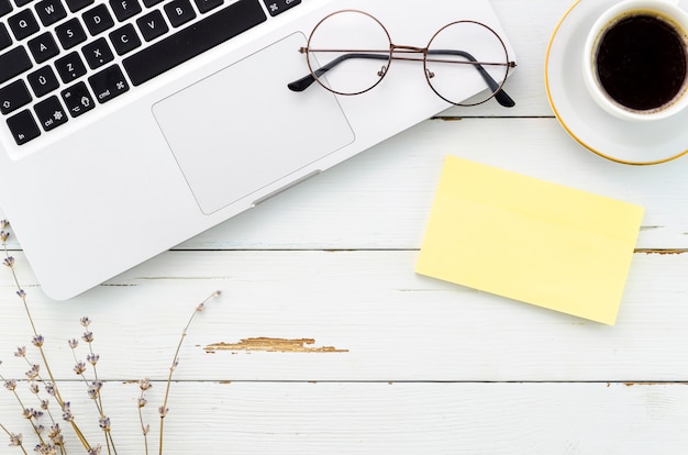 Photo gratuite bureau avec ordinateur et tasse à café