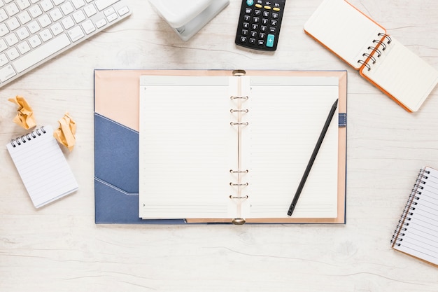 Bureau avec organisateur ouvert