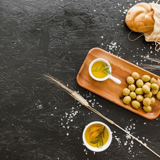 Bureau avec pain aux olives et huile