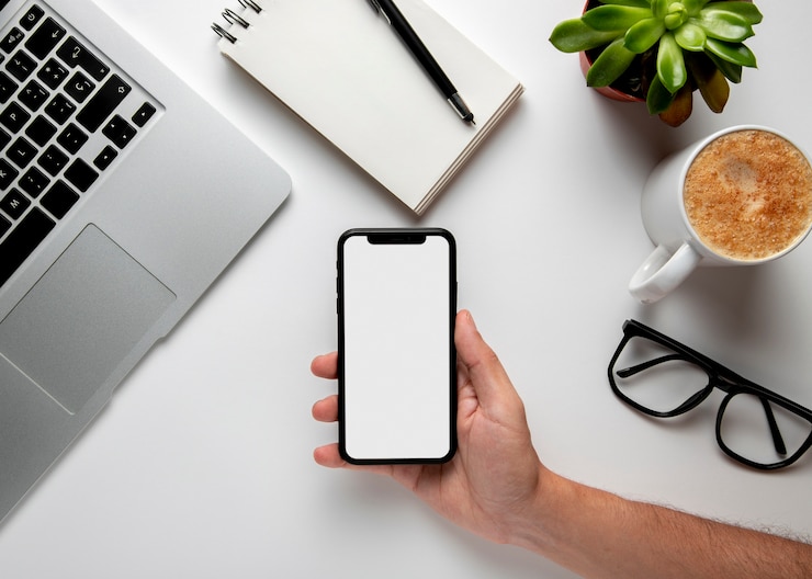 Photo gratuit bureau plat avec téléphone à la main
