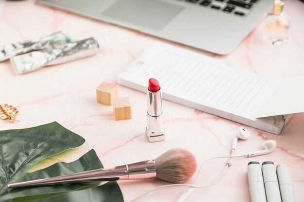 Bureau avec un rouge à lèvres